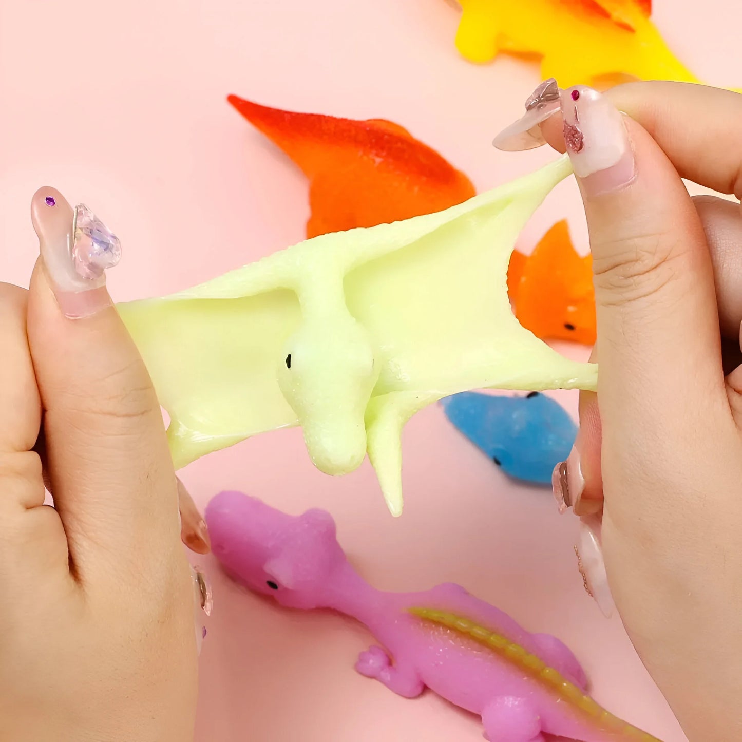 Klebende Gummi Dinos