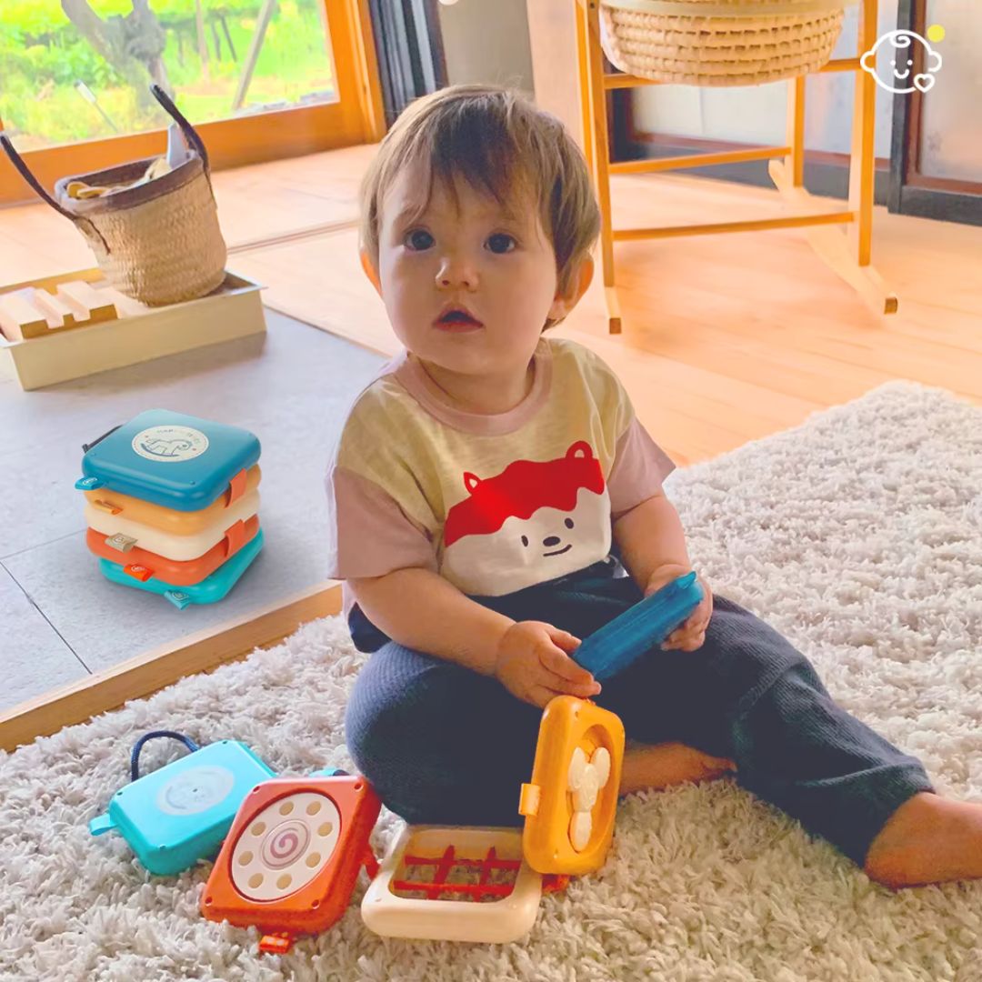 BusyBuddy - Klappbares Montessori-Reisespielzeug