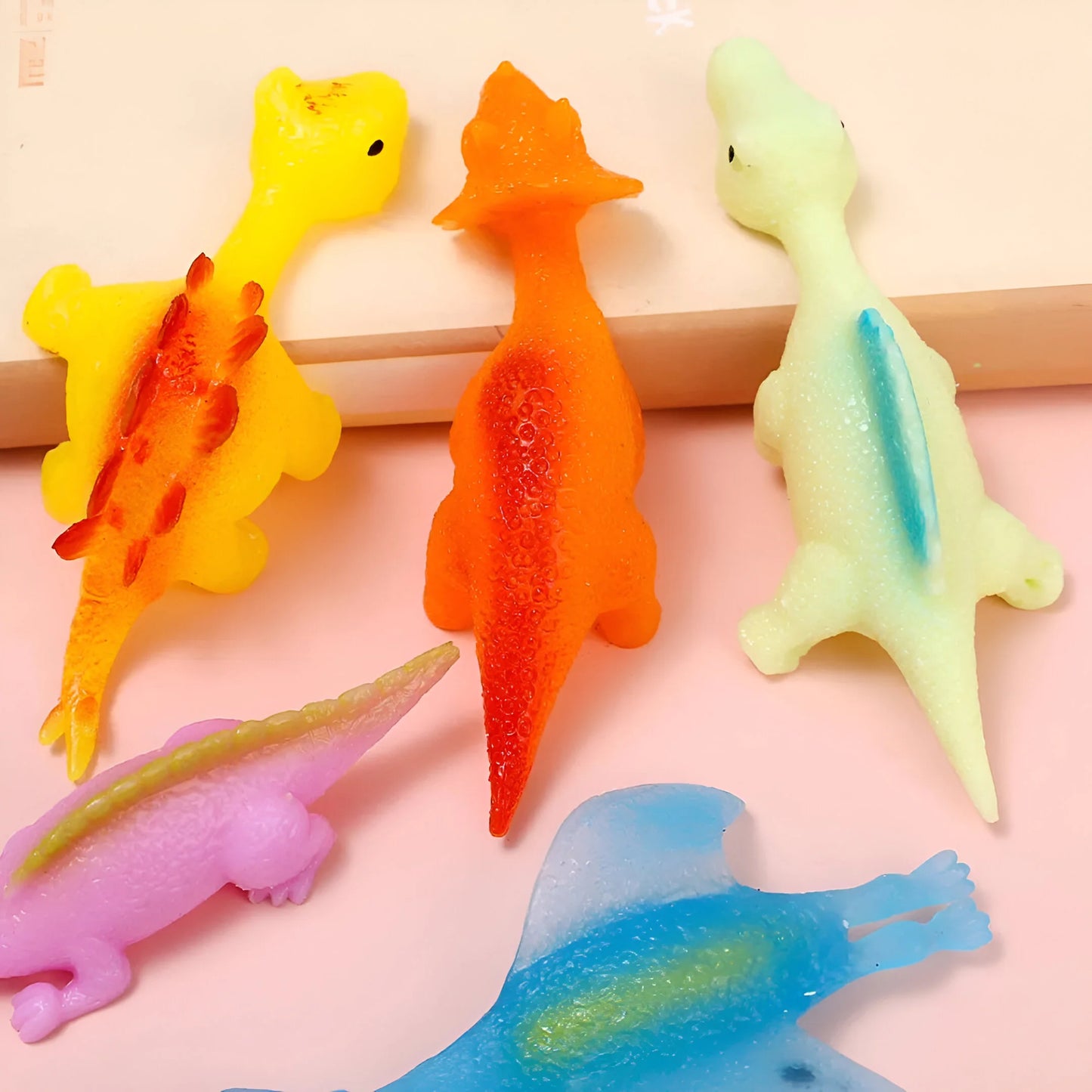 Klebende Gummi Dinos