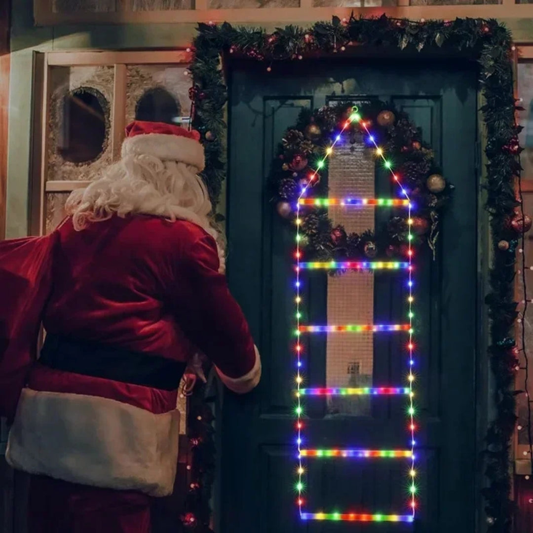 Kletternder Weihnachtsmann mit Lichterleiter