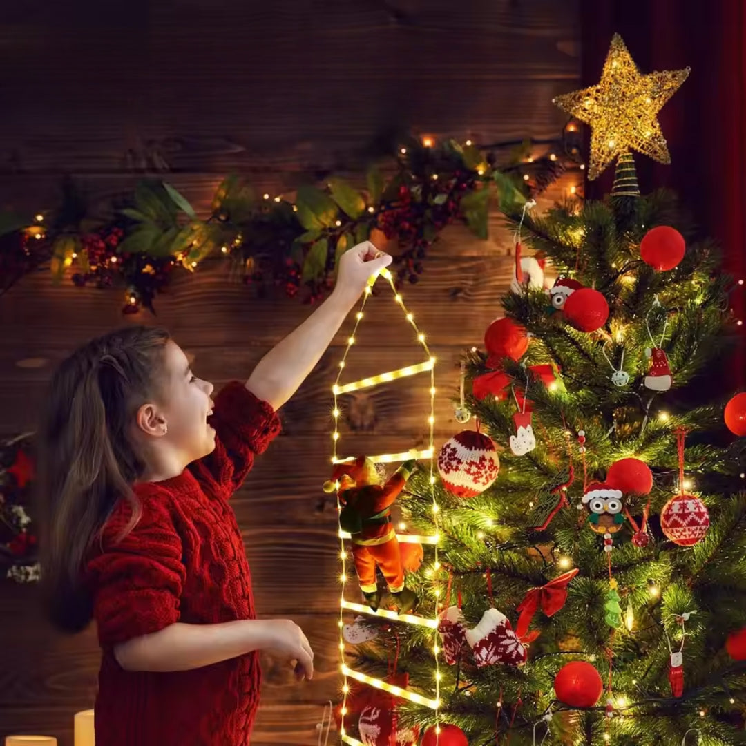 Kletternder Weihnachtsmann mit Lichterleiter